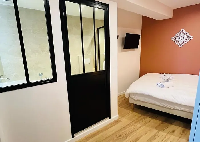 Abelia Yourhosthelper