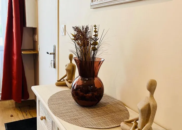 Abelia Yourhosthelper * Falaise (Calvados)